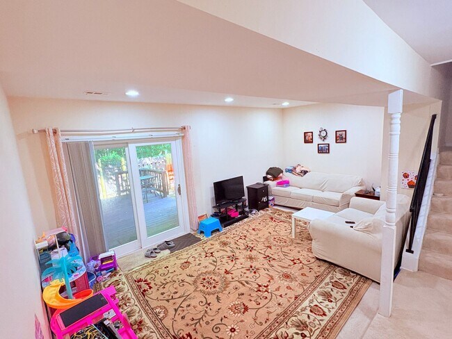 Building Photo - Beautifully updated 3BR/2.5BA townhome in ...
