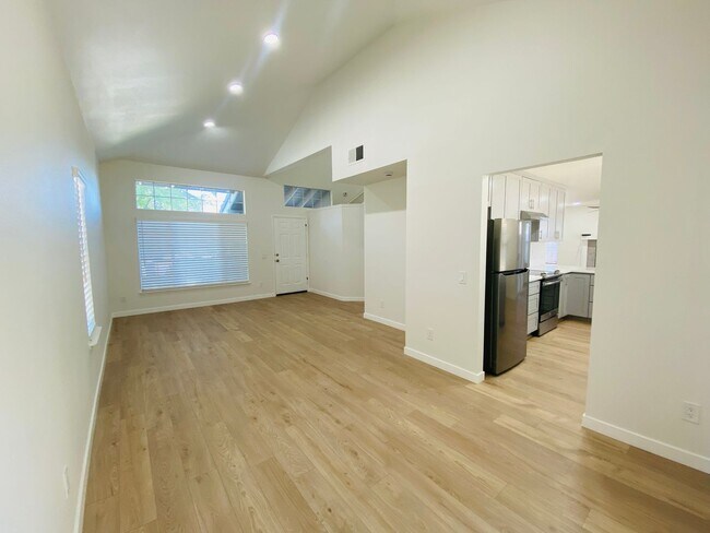 Building Photo - Classic Beauty