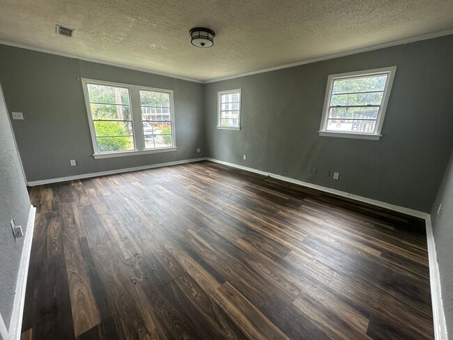 Building Photo - Gorgeous 3 bedroom Home In