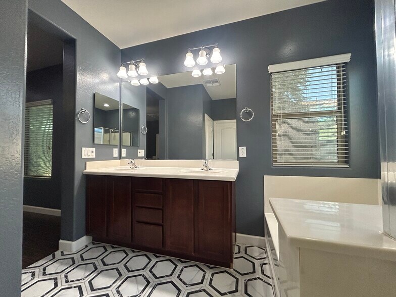 Building Photo - 10765 W Avenida del Rey