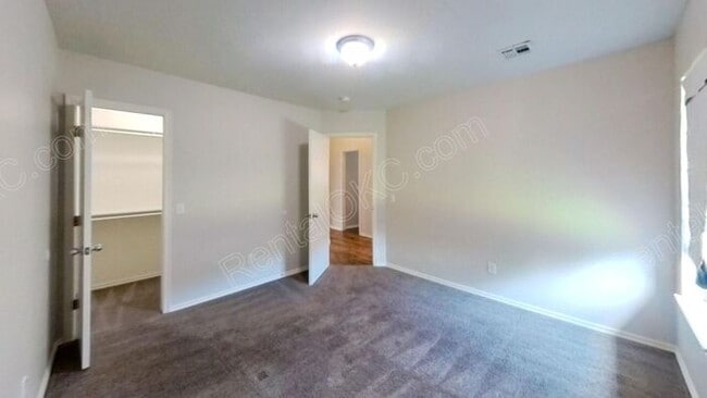 Building Photo - 4 Bed 2 Bath near Buck Thomas Park.