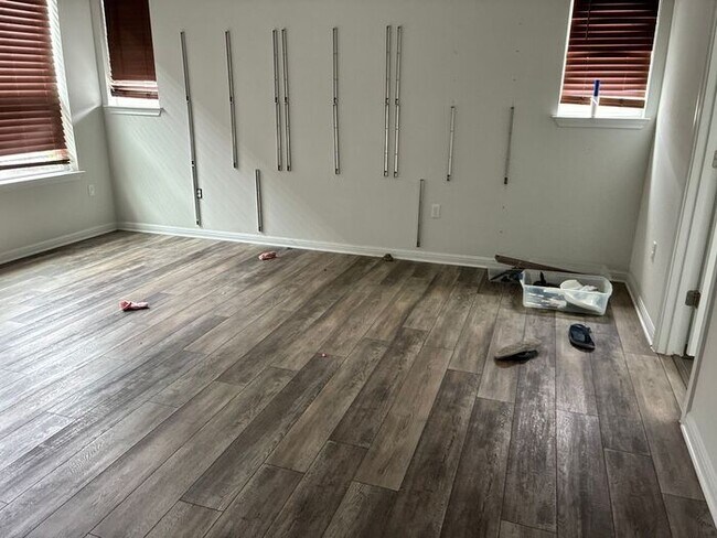 Building Photo - Elegant 6 BR 5 BA Home with Modern Amenities