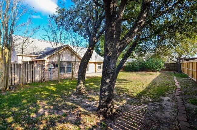 Building Photo - 155 April Waters Dr W