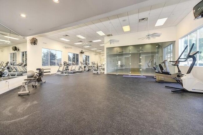 Building Photo - Beautiful 2 Bedroom 2 Bathroom Condo in Ro...