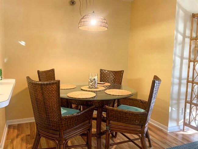 Building Photo - 320 Knotty Pine Cir