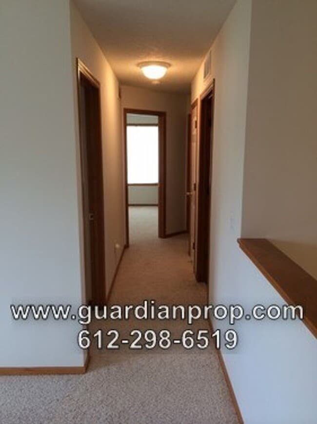 Building Photo - End Unit Townhouse for October 1 Close to ...