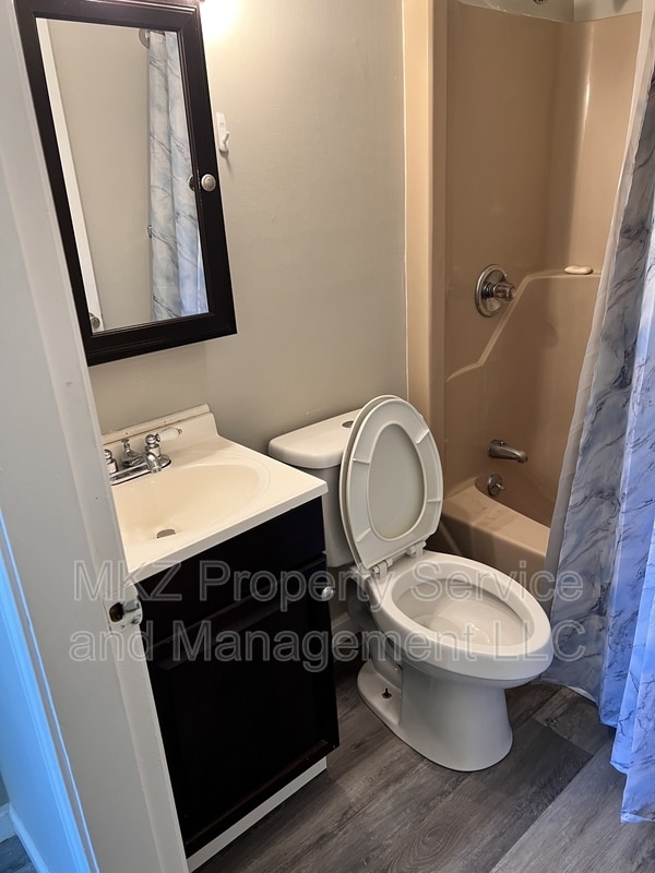 Building Photo - 51 Glenwood Dr