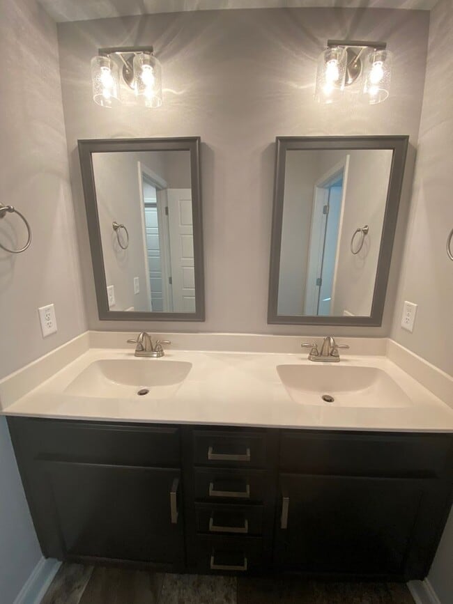 Building Photo - Move in with credit approval