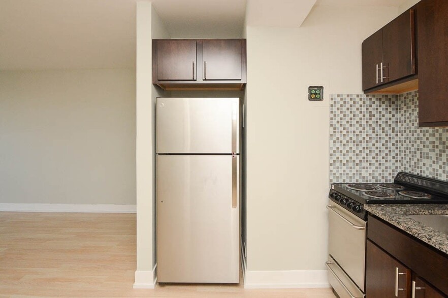 Building Photo - 450 W Wellington Ave