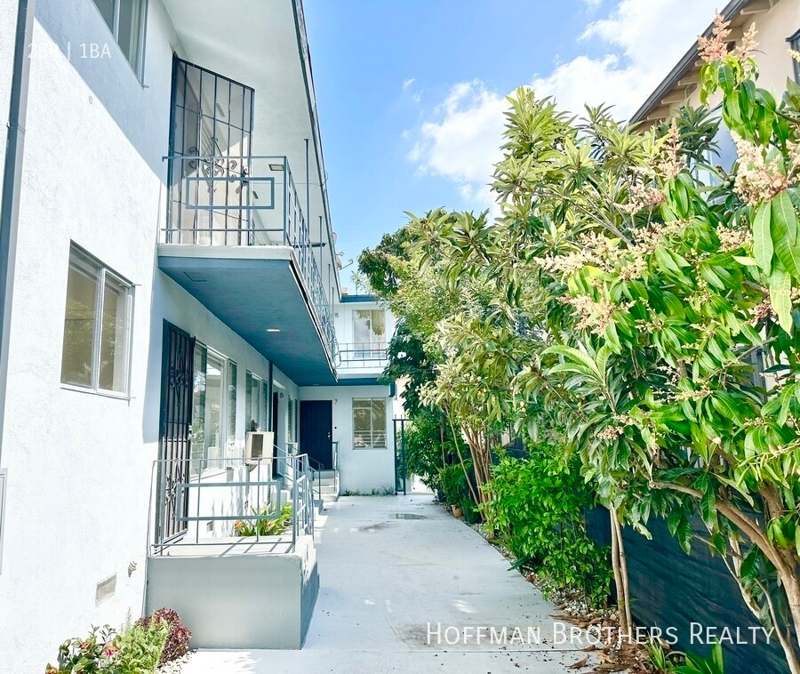 Building Photo - 318 S Mariposa Ave