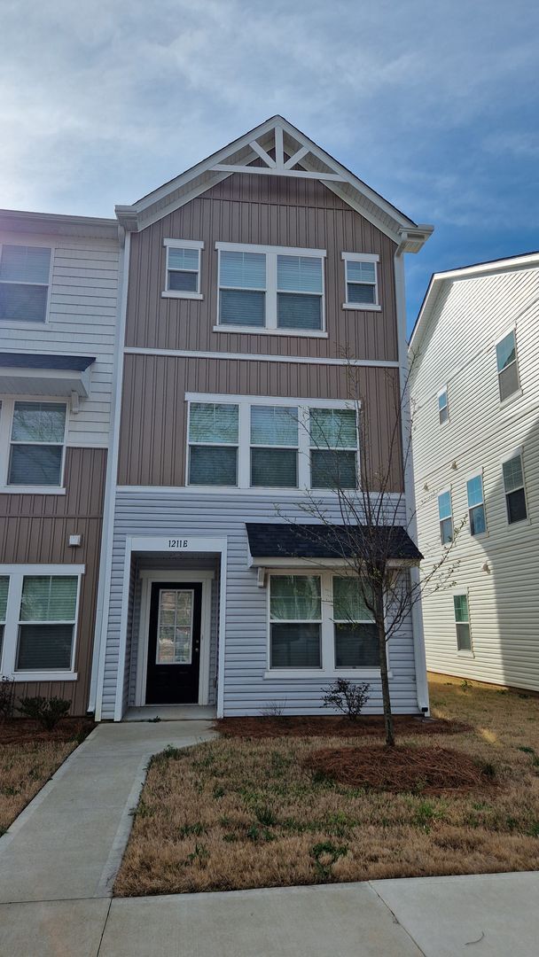 Building Photo - Brand New End-Unit Townhome | 3 BR/3.5BA | 1-Car Garage | Near Downtown Mooresville