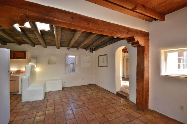 Building Photo - 142 Duran St