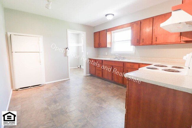 Building Photo - Now available 2 bedroom unit!