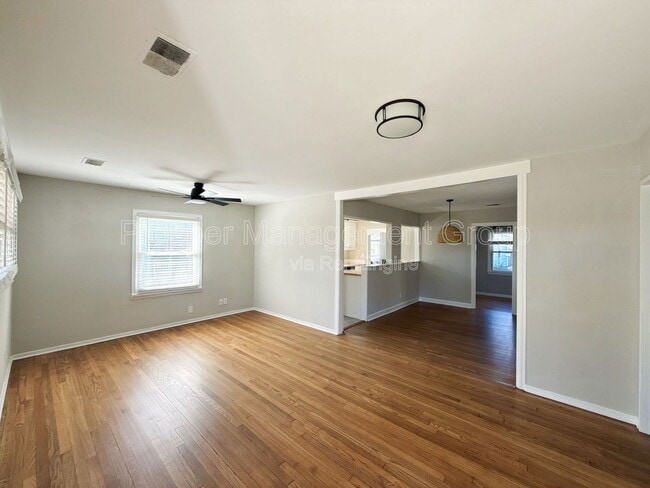 Building Photo - 1214 Hawthorne Cir