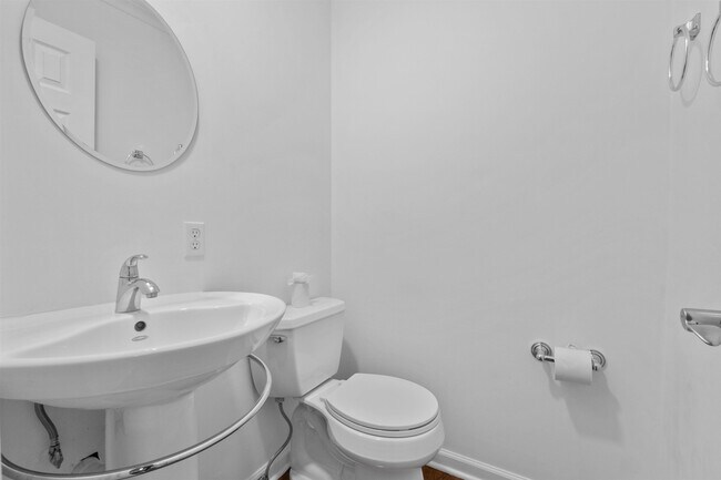 Building Photo - 18 SKYVIEW Ter