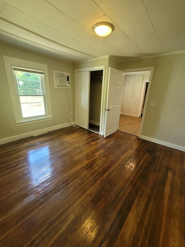 Building Photo - 320 Amhurst Ave