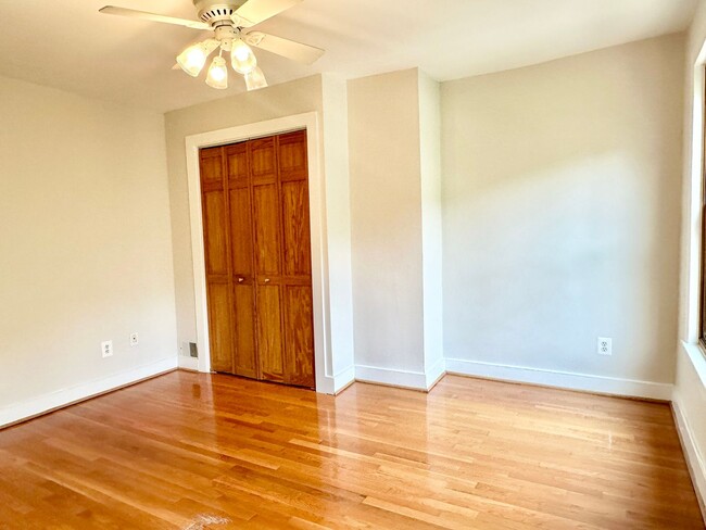 Building Photo - 3 bed 2 bath - Parking!!!  Pets Welcome!!!