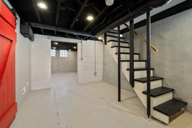 Building Photo - 281 Reinhard Ave