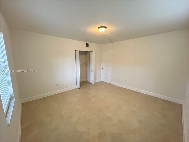 Building Photo - 2880 Pine Tree Dr