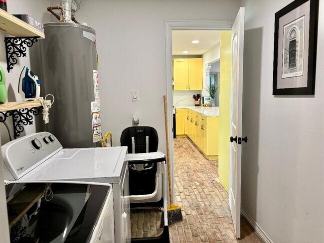 Building Photo - 2306 Hialeah Dr