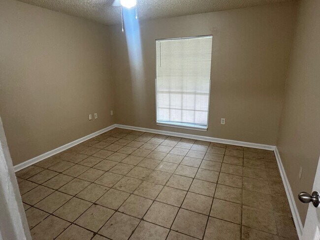 Building Photo - 3204 N Stevendale Rd