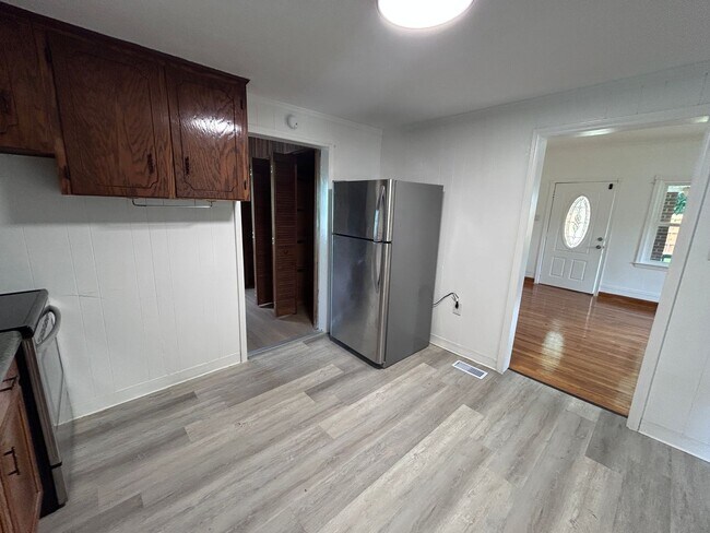 Building Photo - 2/1 Bungalow in Eden with Detached garage and fenced backyard!