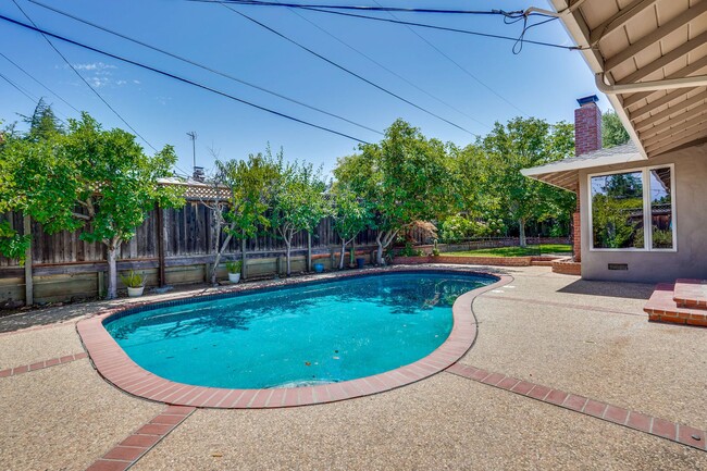 Building Photo - Excellent 3 Bedroom 2 Bath In A Great Neig...