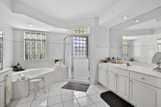 Building Photo - 1940 S Club Dr