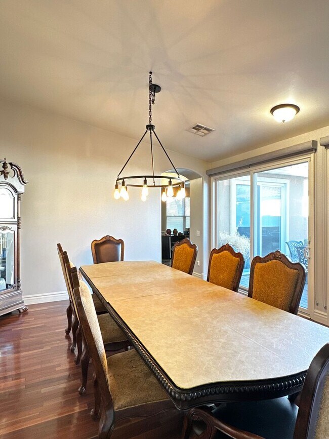 Building Photo - HIGHLY DESIRABLE AND SPACIOUS HOME FULLY EQUIPPED WITH SOLAR PANELS + LANDSCAPING INCLUDED