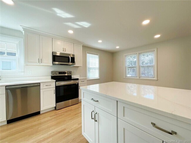 Building Photo - 458 Midland St