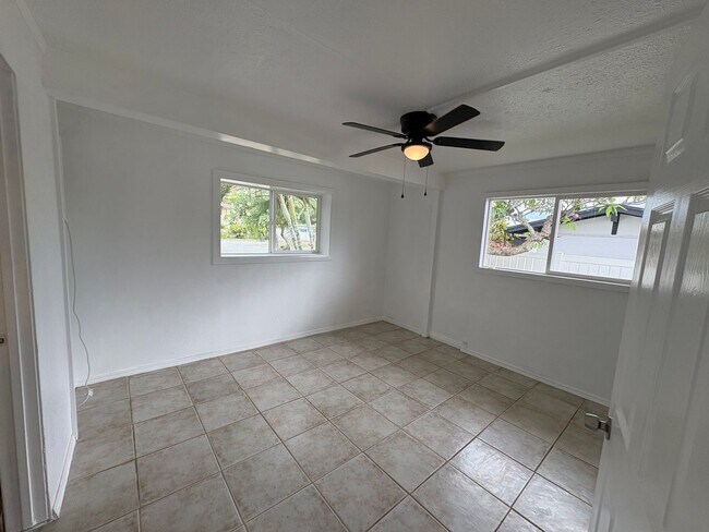 Building Photo - Rare 5 bedroom, 3 bath PET FRIENDLY HOUSE in KAILUA!