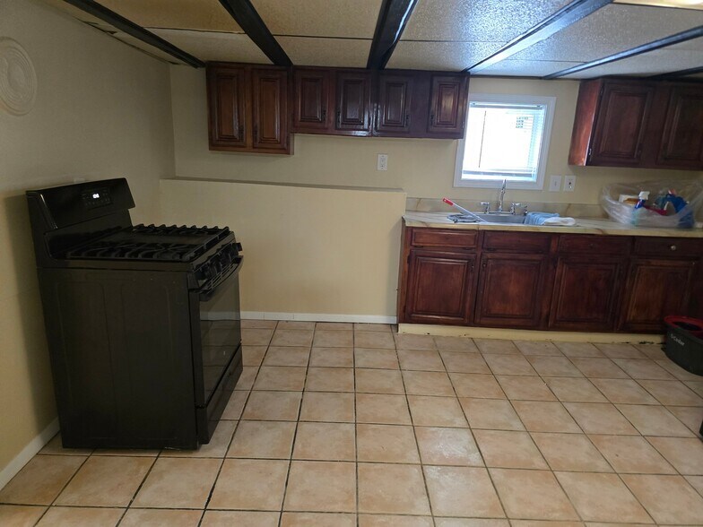 Building Photo - 27 Shelby St