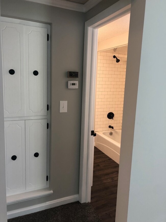 Building Photo - Single Family Home - River Views - Updated Finishes!