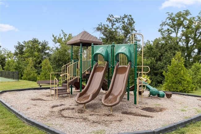 Building Photo - 945 Crestwood Ln