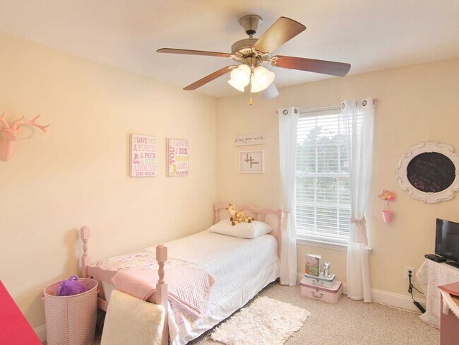 Building Photo - Your Perfect Summerville Retreat: 3BR Townhome with Garage
