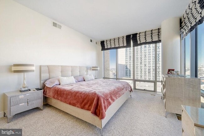 Building Photo - 675 S President St