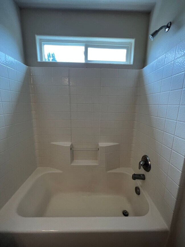 Building Photo - Lovely 4 bedroom (+ 2 living rooms) 2.5 ba...
