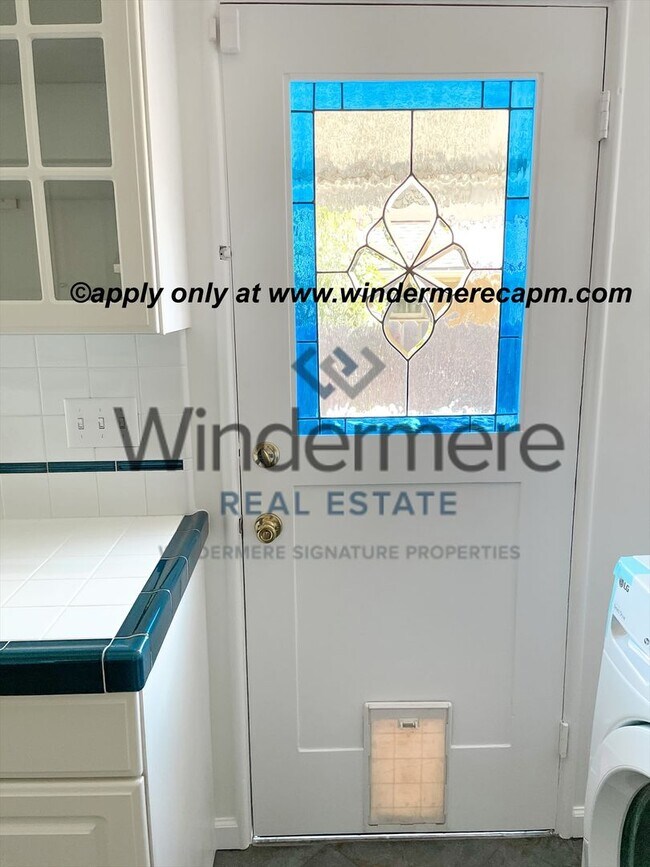 Building Photo - Charming Upper Land Park Home with Vintage Character and Natural Light — 2 Bed, 1 Bath