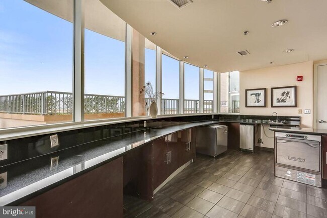 Building Photo - 5750 Bou Ave