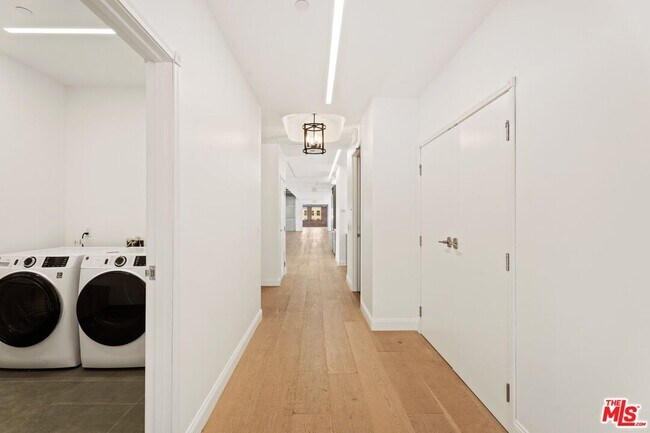 Building Photo - 808 S Broadway