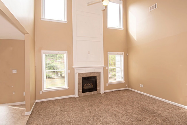 Building Photo - Beautiful 3 Bed, 2 Bath In Well Maintaine Community