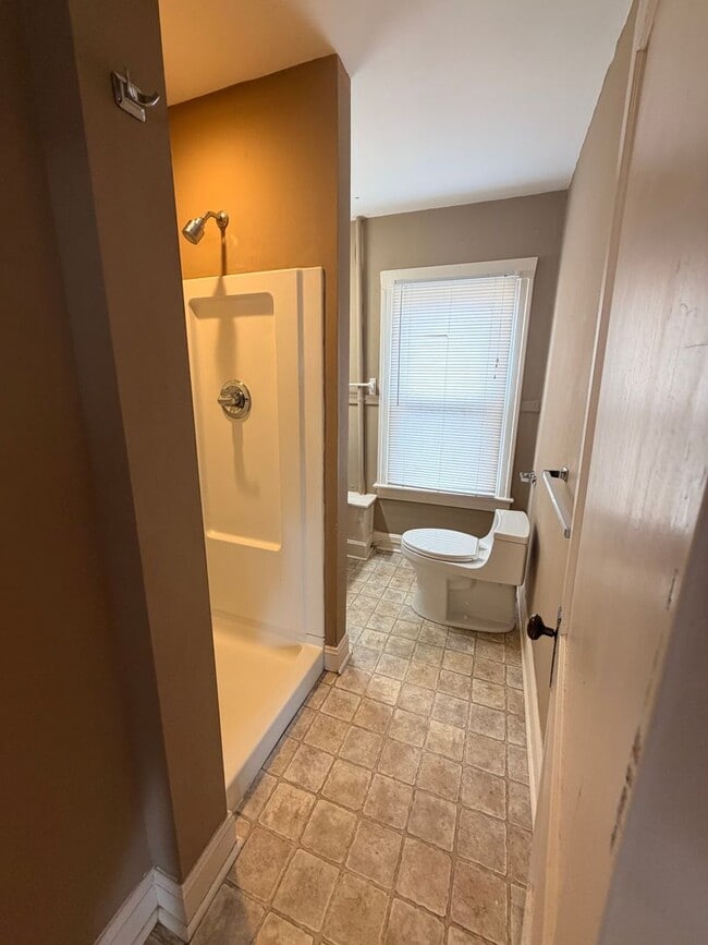 Building Photo - 105 E Hickman St