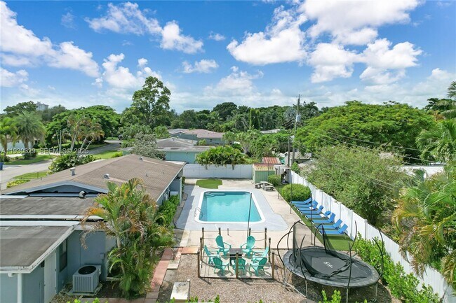 Building Photo - 2217 NW 4th Ave