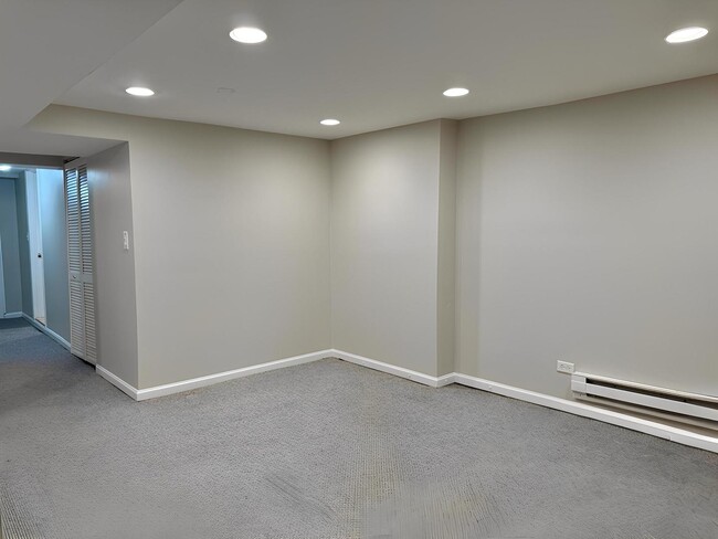 Building Photo - 4877 N Ashland Ave