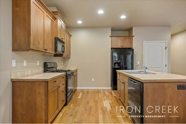 Building Photo - AVAILABLE JUNE 16