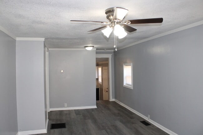 Building Photo - Cozy 3-bedroom, 1 full bath with vanity home located in Kansas City, MO.