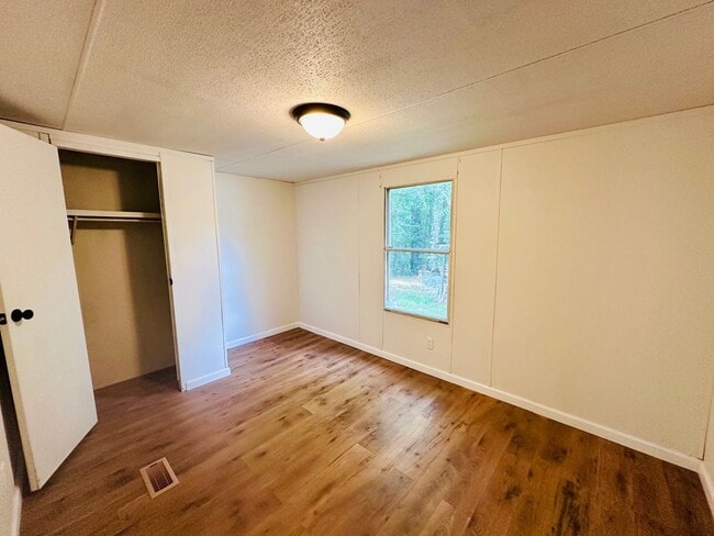 Building Photo - NEW RENTAL LISTING