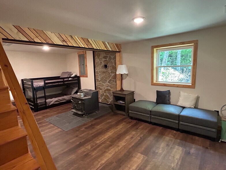 Building Photo - 682 Windridge Dr
