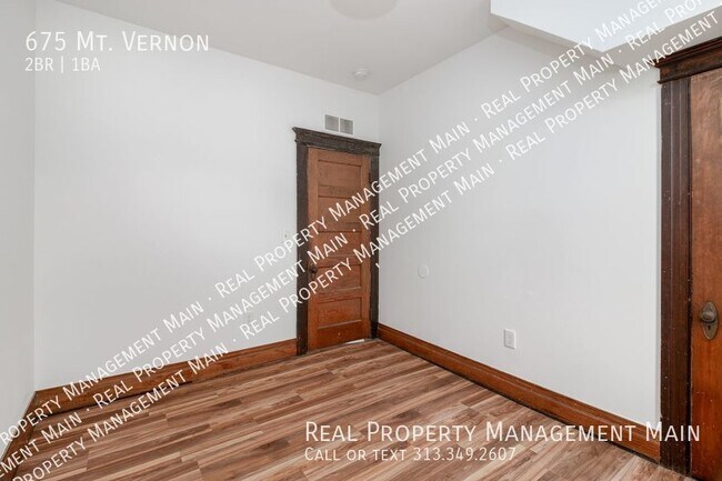 Building Photo - Second Floor 2 Bed 1 Bath