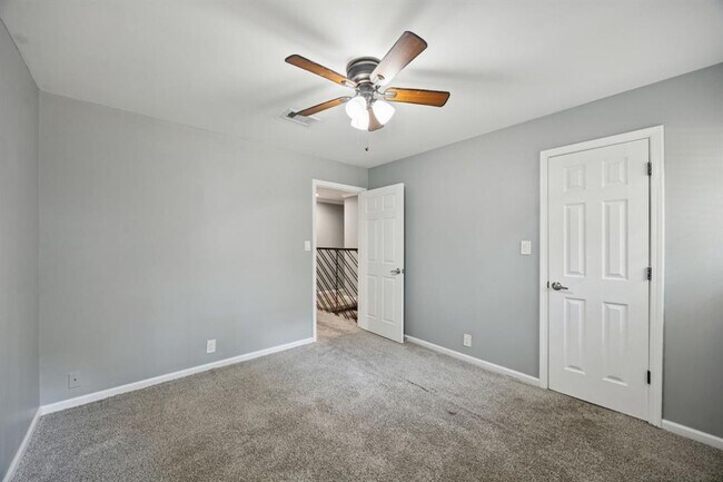 Building Photo - 553 Cane River Ln